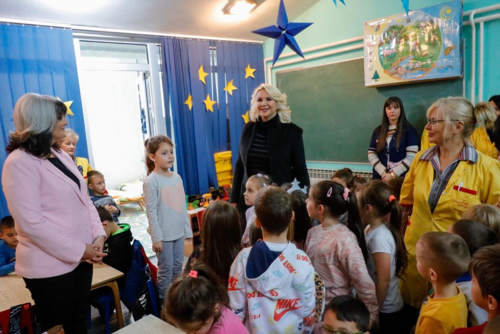 Министарка Кисић у Блацу: Министарство помогло реконструкцију сеоских школских одељења