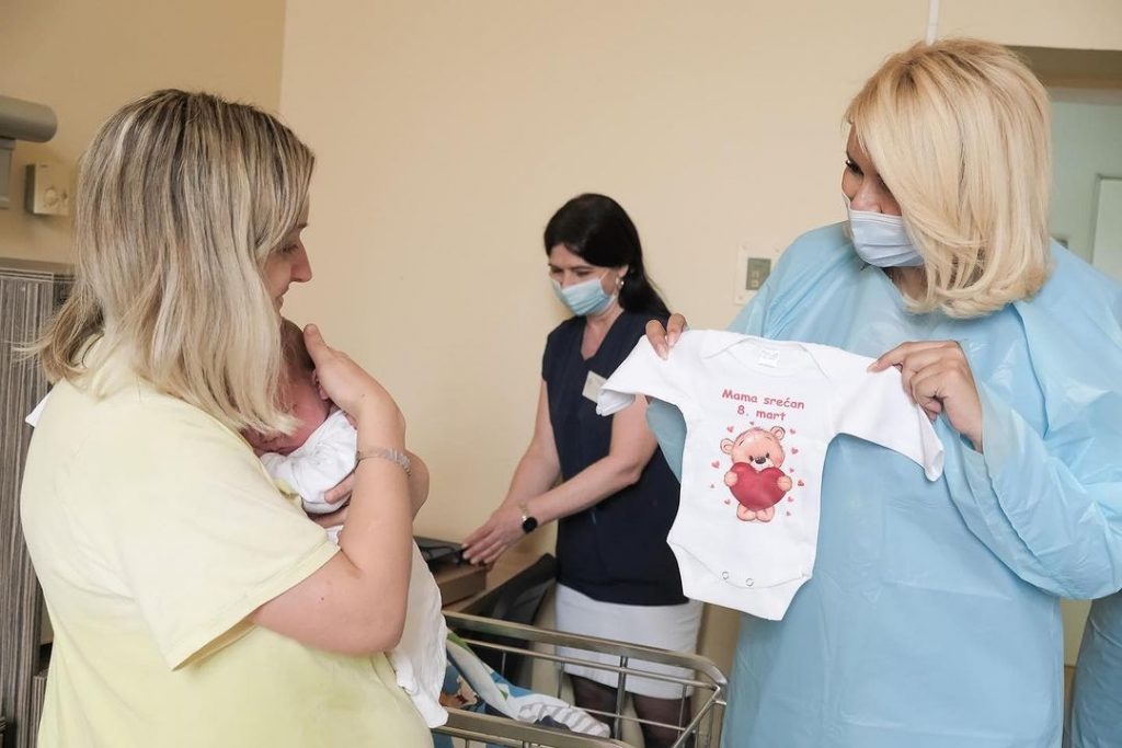 Кисић посетила породиље у земунском породилишту
