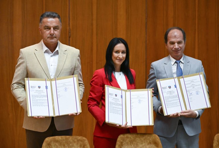 NIHAT BIEVAC, JELENA ARIÆ KOVAÈEVIÆ I JAKUP BERIA