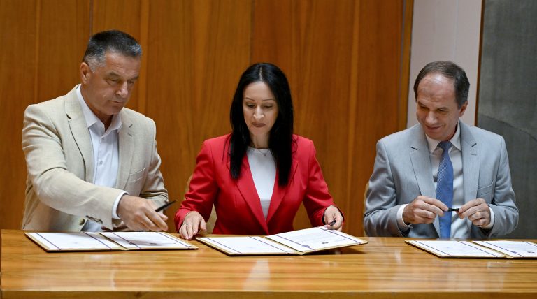 NIHAT BIEVAC, JELENA ARIÆ KOVAÈEVIÆ I JAKUP BERIA