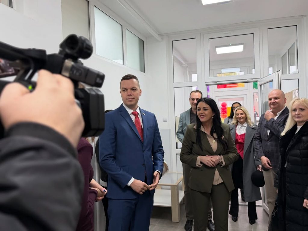 Уз подршку Министарства за бригу о породици Лозница добила нов простор за боравак предшколаца и модерно дечје игралиште