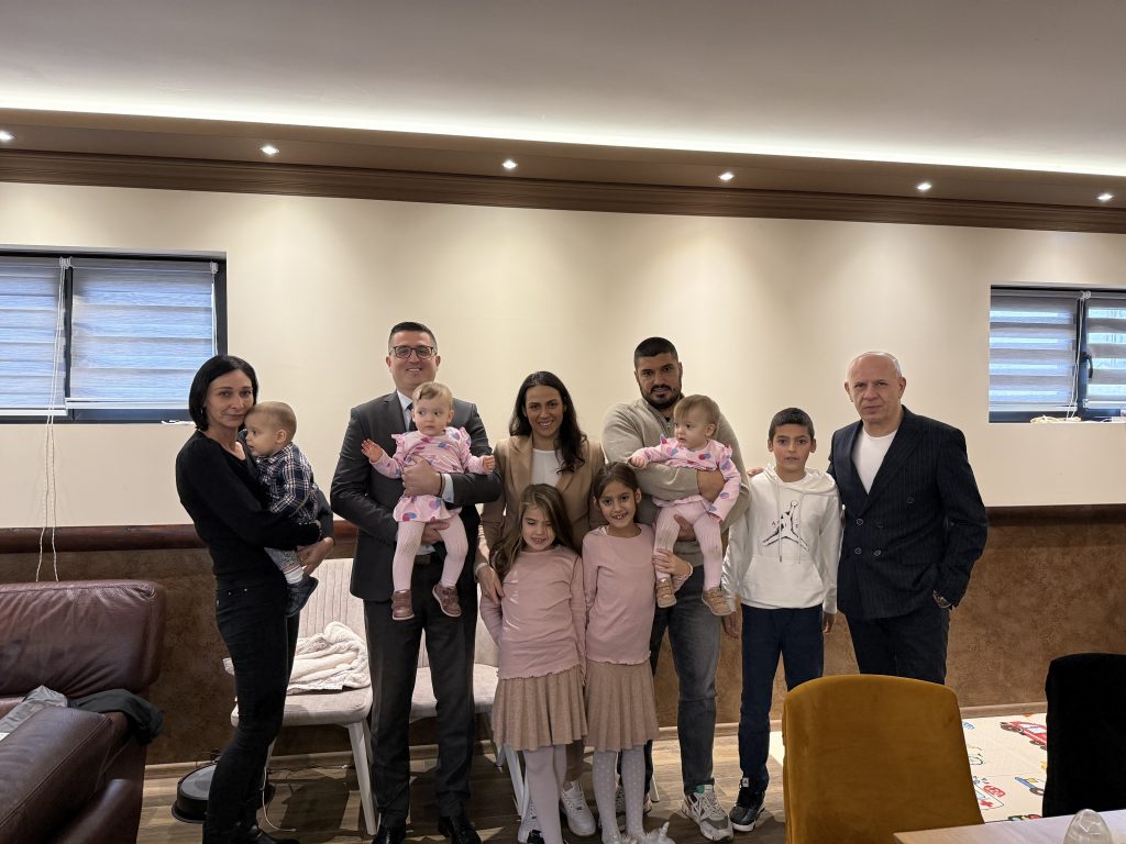 Из Сечња и посетом осмочланој породици Крнић кренуо четврти циклус „Каравана родитељства – Породица у срцу“