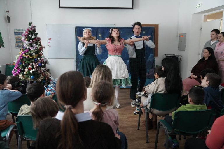 PRAZNIÈNA PREDSTAVA ZA DECU