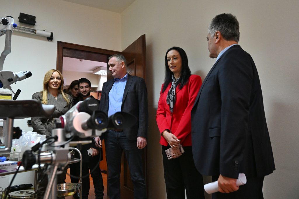 Beograd, 26. januara 2026.- Ministarka za brigu o porodici i demografiju Jelena ariæ Kovaèeviæ obila je danas Zavod za zdravstvenu zatitu (ZZZ) Savskog venca i tom priliko istakla da je ministarstvo podralo sa oko 1,7 miliona dinara kupovinu dva kolposkopa za odeljenje ginekologije. "Ovo je pravi primer kako moemo da saraðujemo na vie nivoa. Ministarstvo za brigu o porodici, Zavod za zdravstvenu zatitu i Gradska optina Savski venac zajedno su odlièni partneri u saradnji, a danas govorimo o zatiti enskog i reproduktivnog zdravlja i prevenciji", rekla je ariæ Kovaèeviæ za Tanjug. Kovaèeviæ su u ZZZ Savski venac doèekali predsednik gradske optine  Milo Vidoviæ i direktor Zavoda za zdravstvenu zatitu Vlado Batnoiæ. FOTO TANJUG/ AMIR HAMZAGIÆ/ bg