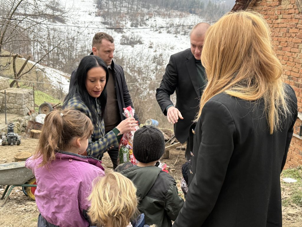 Ивањица: Министарка Жарић Ковачевић обишла вишечлане породице