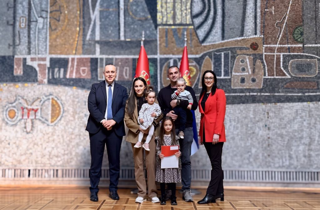 Свечано уручена решења о субвенцијама мајкама за куповину прве некретнине по основу рођења детета
