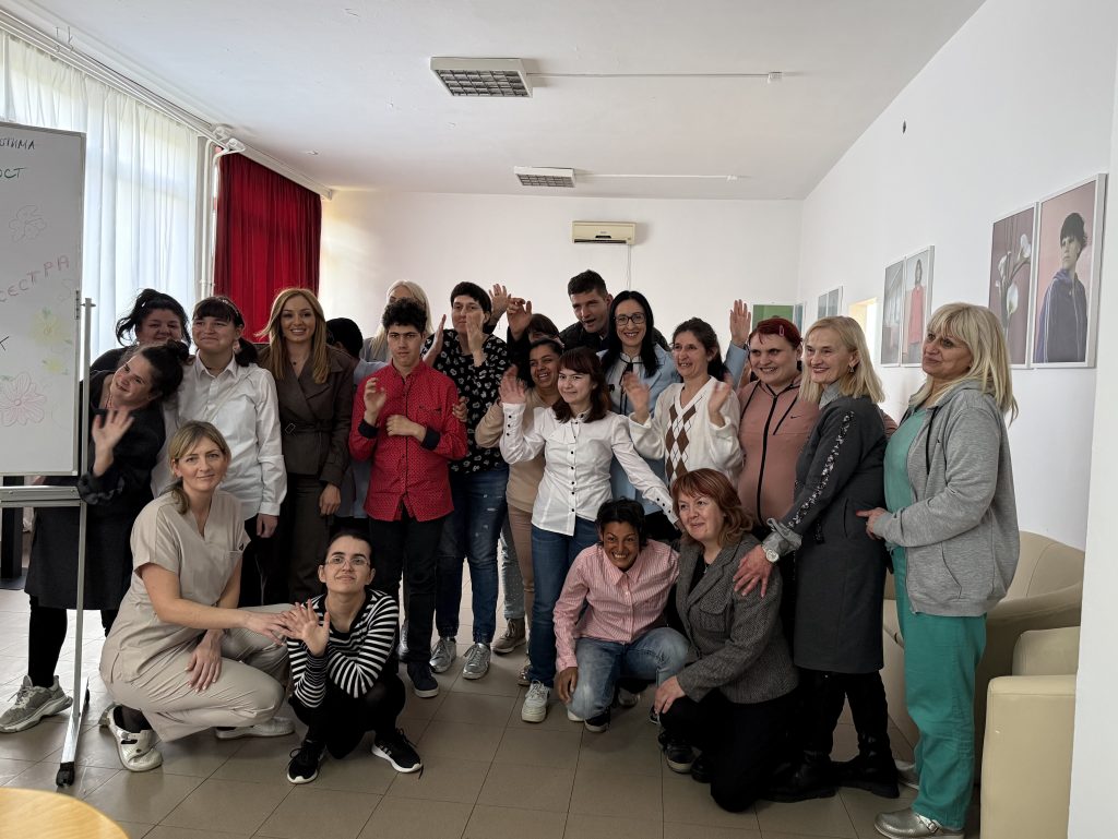 У сусрет 8. марту, Жарић Ковачевић заједно са корисницима Установе за децу и младе „Сремчица“ израђивала „букет љубави“